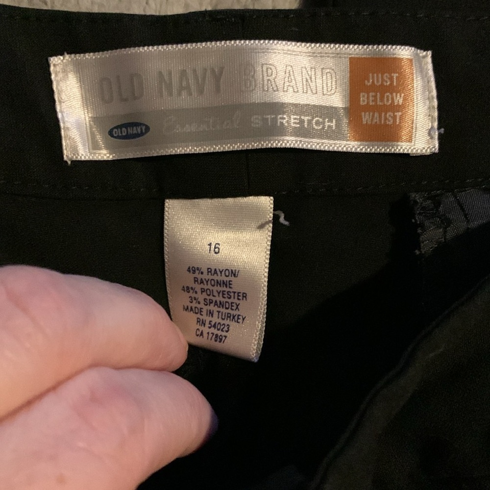 Old Navy Plus Size 16 Black cropped pleated dress pants essential stretch. - Picture 3 of 5